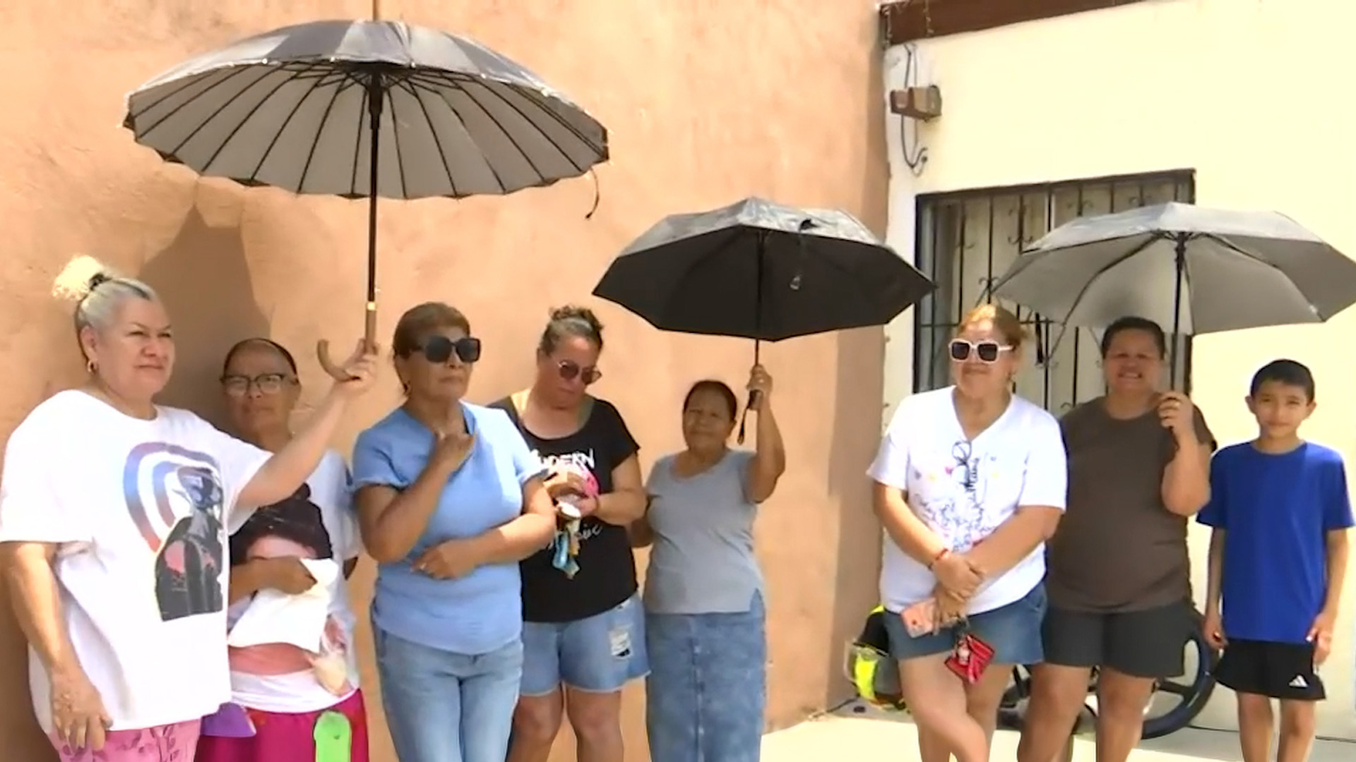 Vecinos de 40 colonias en Monterrey reportan cortes de agua sin previo aviso. Autoridades de Agua y Drenaje trabajan en tuberías del poniente.