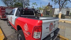 Camioneta y camión de Protección Civil y Bomberos estacionada fuera del Panteón de Mezquitán en Guadalajara
