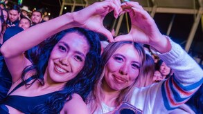 Dos amigas emocionadas en un concierto de la Feria de Puebla