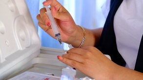 Semana Nacional de Vacunación Jalisco 2026: Preparación de una vacuna para aplicación