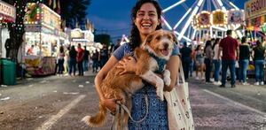 Persona con su mascota en brazos en representación de la adopción