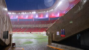 Cancha del Estadio Akron en Guadalajara durante un día de lluvia visto desde un pasillo
