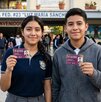 dos estudiantes de secundaria con su tarjeta de la beca rita cetina
