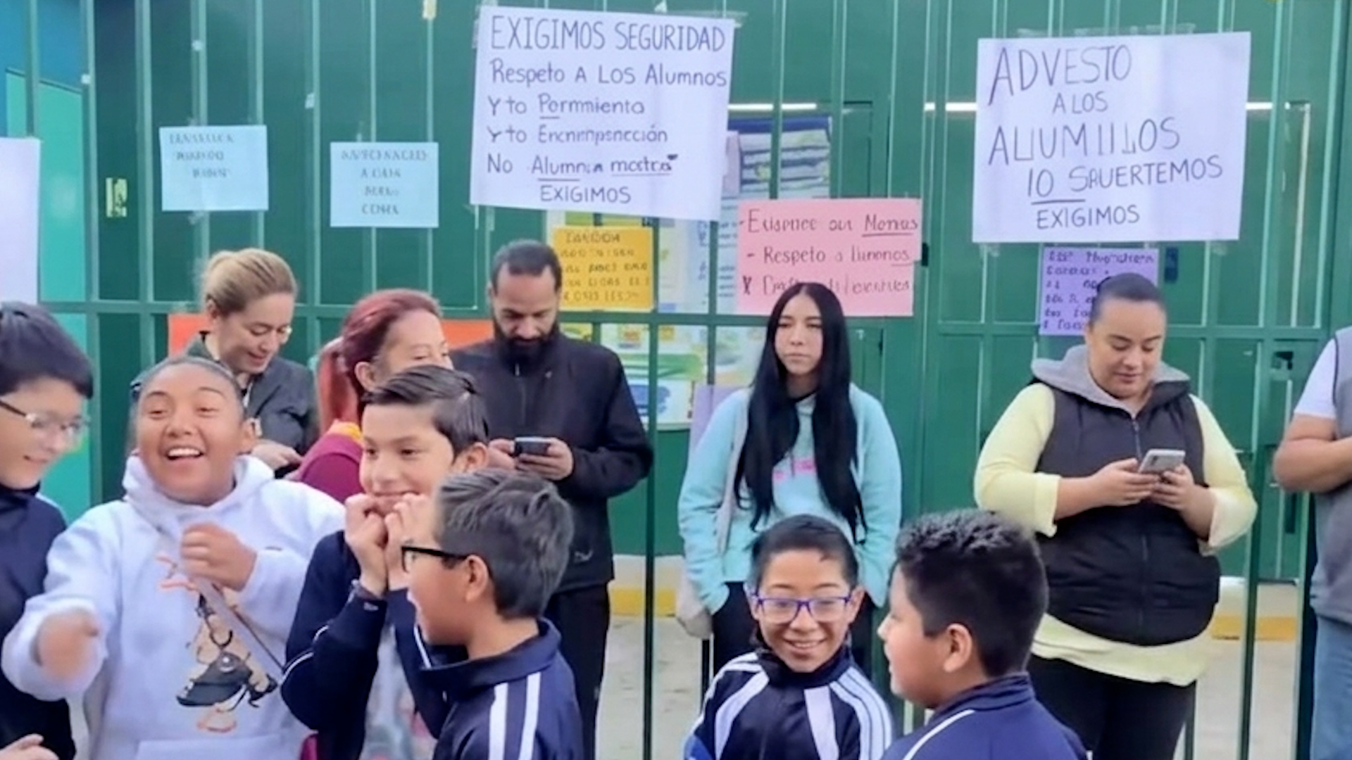 Padres de familia argumentan abuso de autoridad por parte de la dirigente. Clases seguirían su curso a pesar de la movilización.