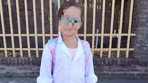 Menor con bata blanca y cara censurada