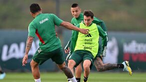 Sebastián Pérez Bouquet entrenando con la Selección Mexicana en Qatar 2022.