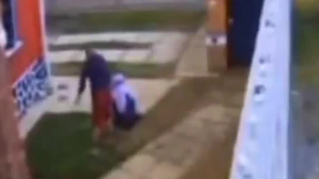 Edgar ‘N’, subdirector de la policía de Xalatlaco, es detenido tras ser captado golpeando a su esposa.