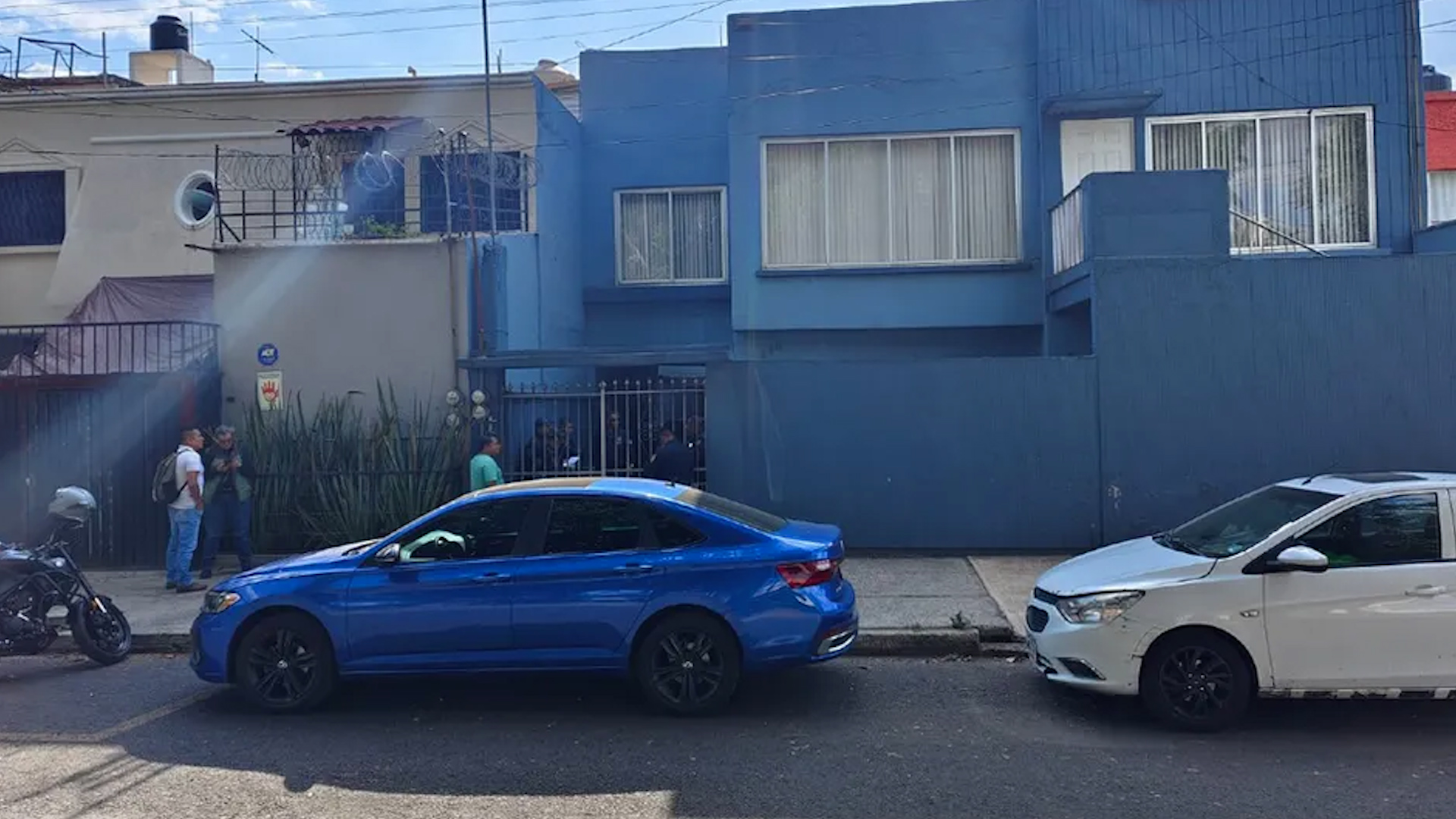 Vecina revela que familia asesinada en Azcapotzalco era reservada y vivía ahí hace 5 años. Indagan robo de camionetas y mensaje de 'La Unión Tepito'.