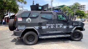 Vehículo blindado de la Policía del Estado de Jalisco circulando en calles de Guadalajara durante el traslado de 'El Güero Conta’ a Puente Grande