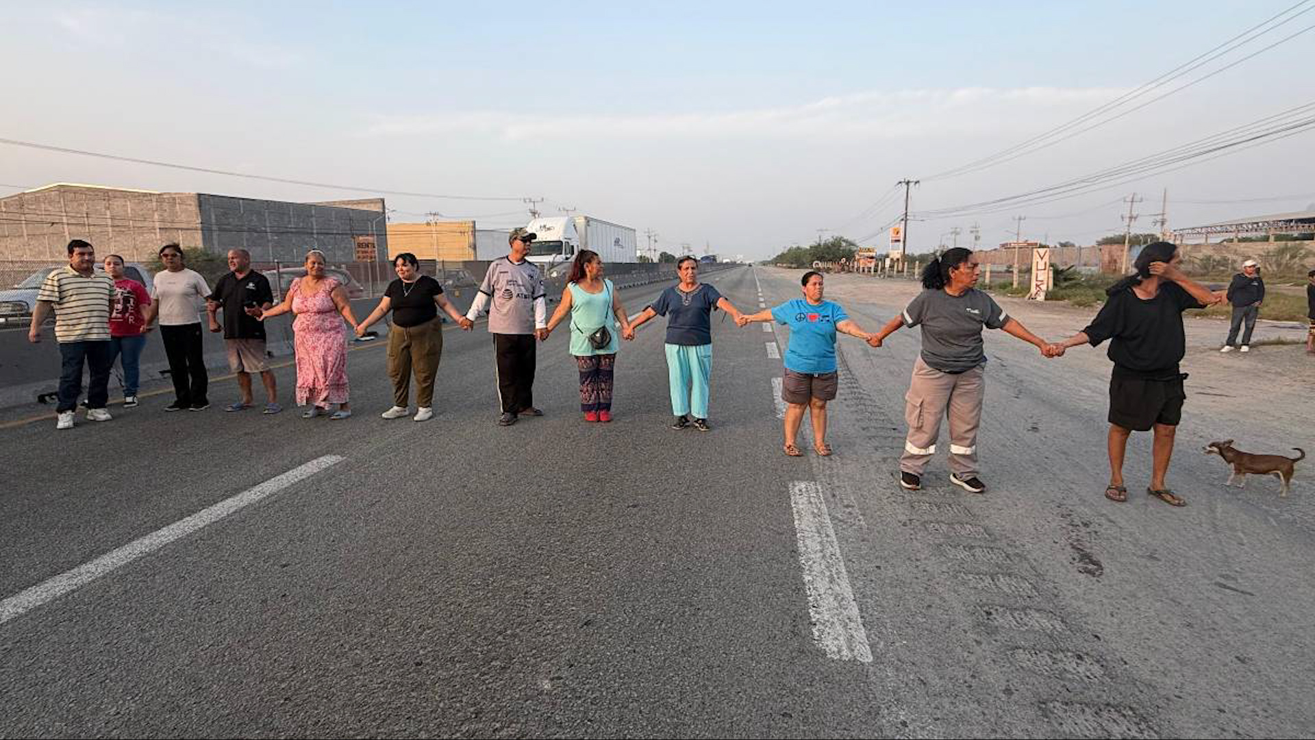 Vecinos de Escobedo bloquean el Libramiento Noroeste hoy por falta de luz y agua. El cierre vial genera caos y filas kilométricas en Nuevo León.