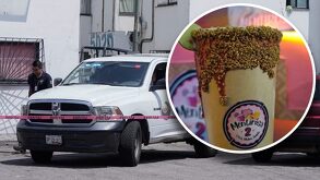 Auto de la Fiscalía de Puebla junto a una cinta roja, con una foto encimada de una michelada.