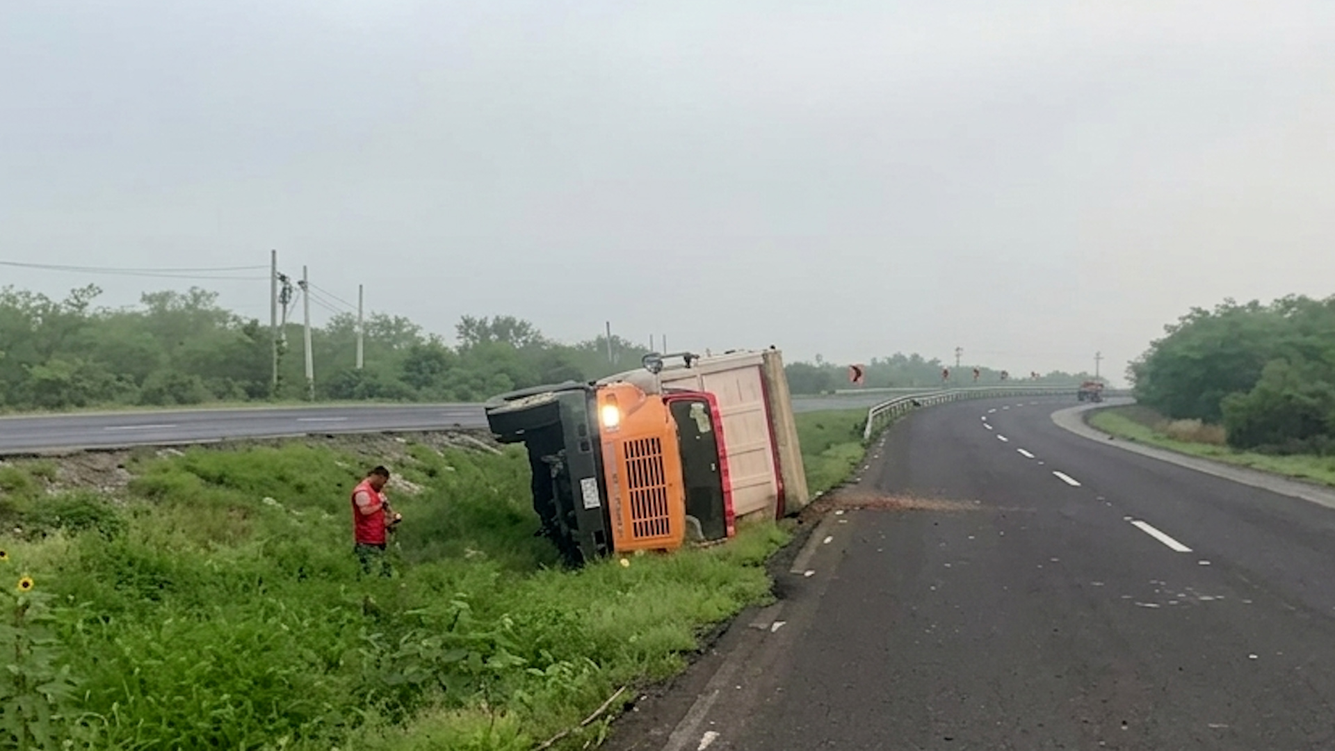 Un vehículo que transportaba soya volcó por una presunta falla mecánica en Montemorelos.