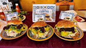 Tres cemitas expuestas durante el evento de anuncio del Festival de la Cemita