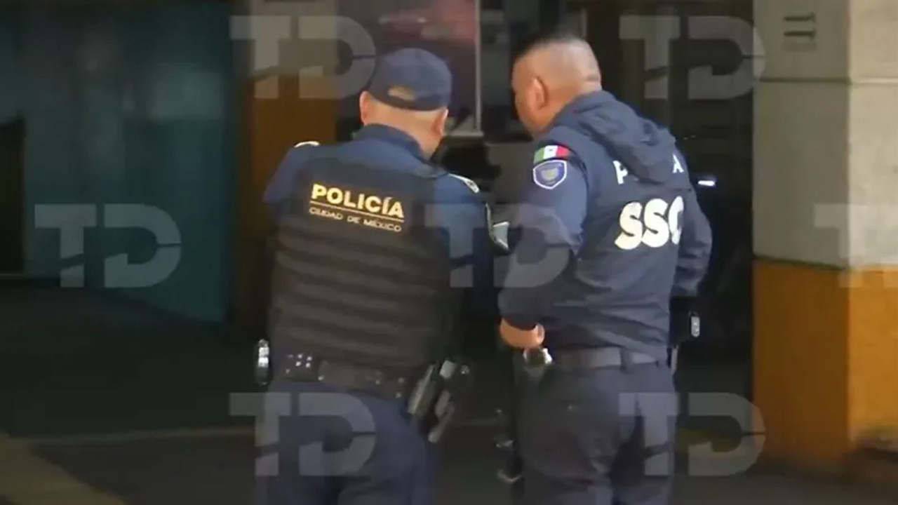 Una mujer murió tras caer del primer nivel de un estacionamiento en el centro de la Ciudad de México.