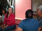 Susy Torrecillas en las Isabeles con una mujer sonriendo.