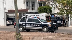 Patrullas de la policía y una ambulancia escoltando la escena del crimen del asesinato de Homar Salas, dirigente electo del STASAC en Culiacán