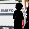 Auto del Semefo junto a la silueta de dos niños.