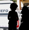 Auto del Semefo junto a la silueta de dos niños.
