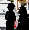 Auto del Semefo junto a la silueta de dos niños.