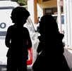 Auto del Semefo junto a la silueta de dos niños.