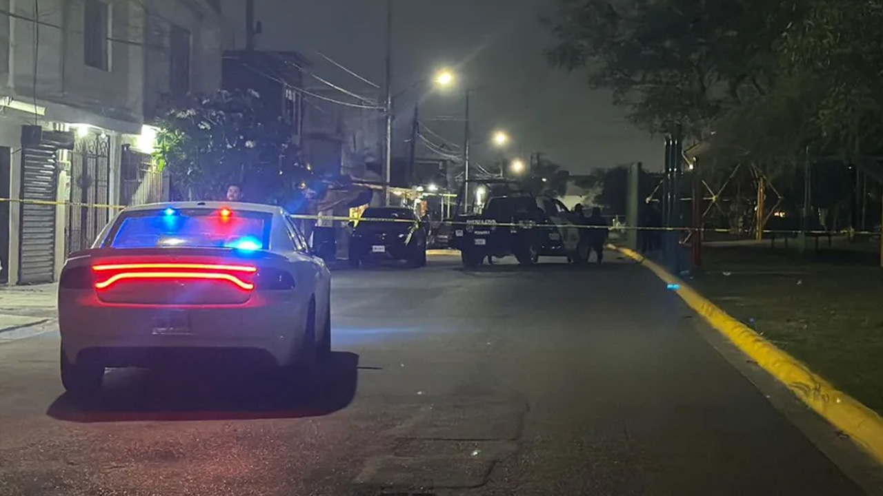 Un hombre resultó gravemente herido tras ser atacado a balazos por sujetos en motocicleta en la colonia San Bernabé.