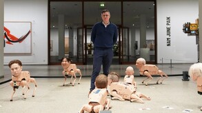 Una inusual exposición en la Neue Nationalgalerie ha captado la atención internacional al presentar perros robot con rostros hiperrealistas de figuras.