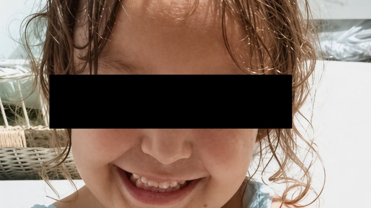 Niña de 6 años con la cara censurada