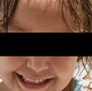 Niña de 6 años con la cara censurada
