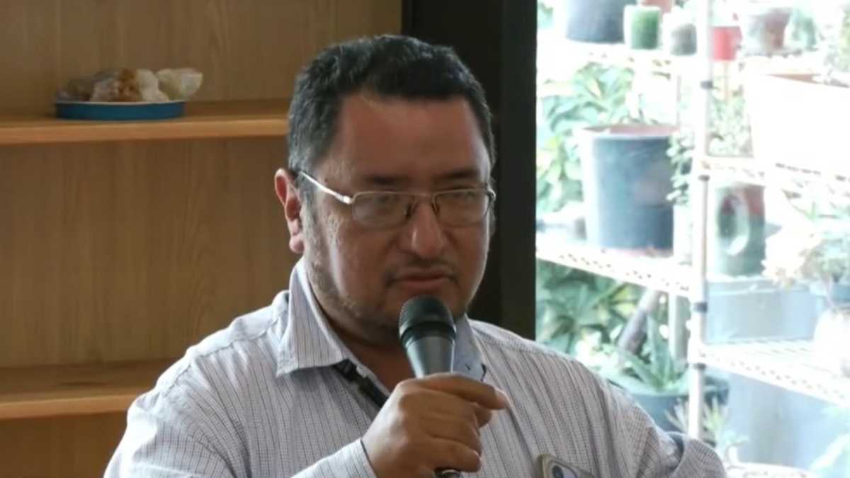Oriundo de San Andrés con un micrófono en la mano