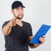 Hombre señalando por faltar el Día del Trabajo