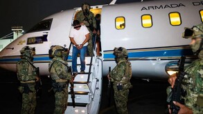 El Jardinero baja del avión luego de ser capturado