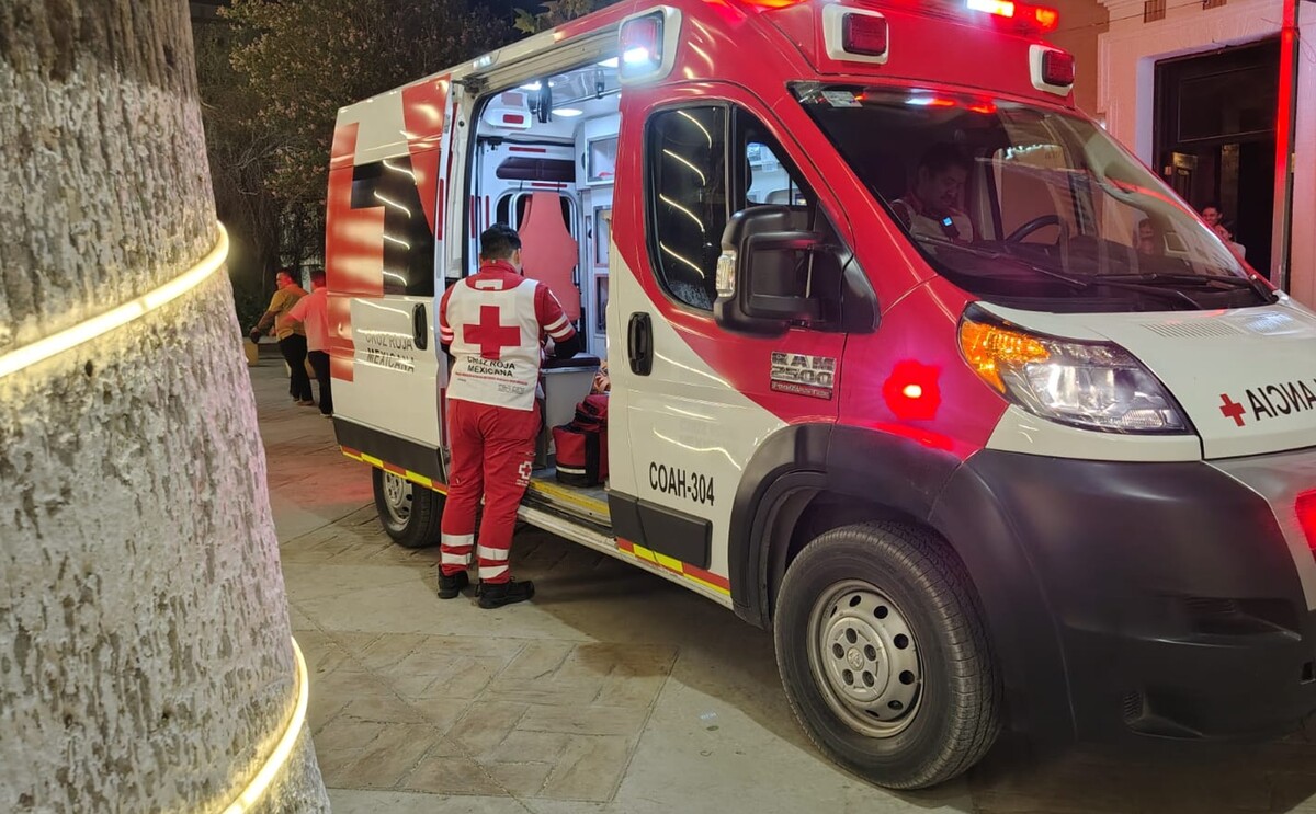 Paramédicos atendiendo a un hombre que sufrió una sobredosis de tramadol en el Centro de Torreón.