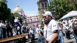 personas de un sindicato participan en una marcha del 1 de mayo en puebla