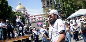 personas de un sindicato participan en una marcha del 1 de mayo en puebla