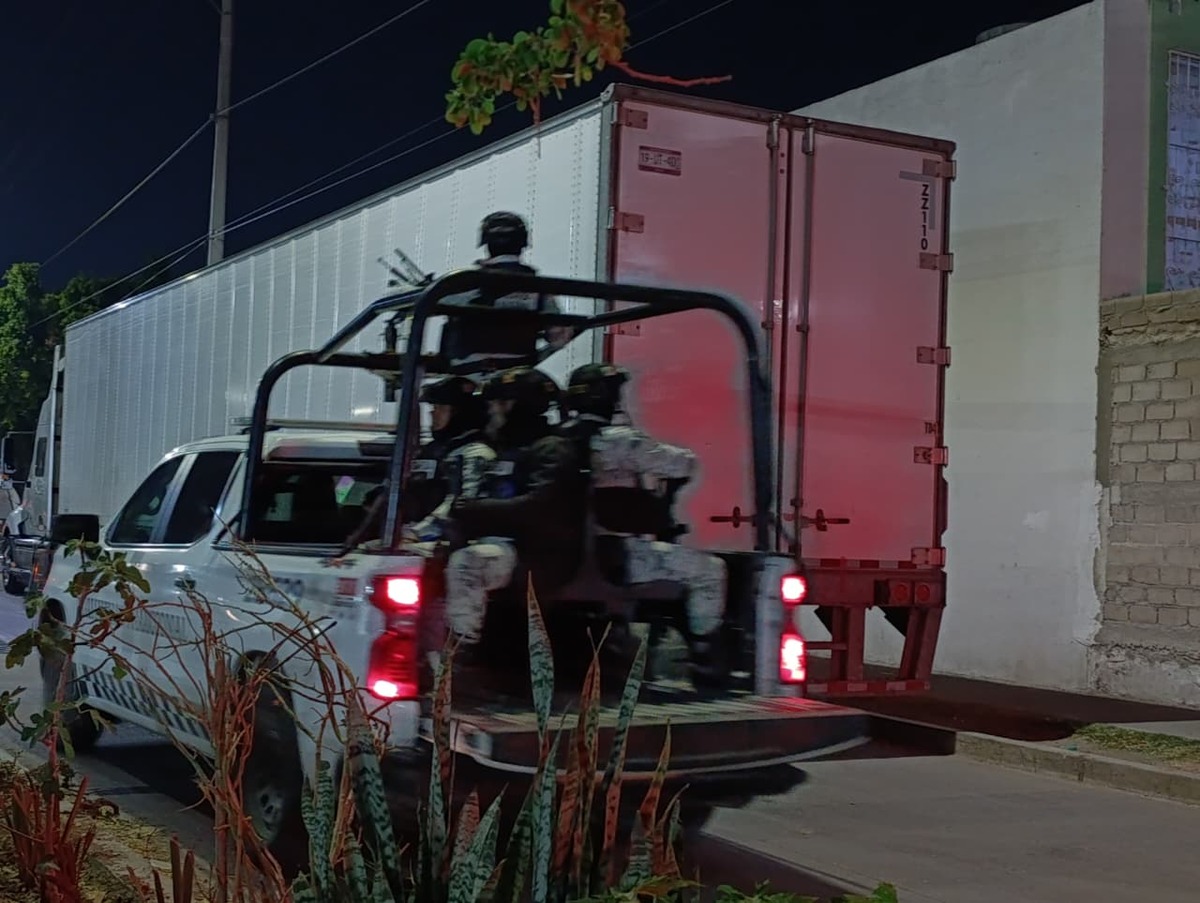 Elementos de la Guardia Nacional Mexicana en coche patrulla