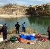 Protección Civil y Bomberos de Jalisco a la orilla de la presa La Reventada en Tlajomulco donde fue localizado un cuerpo