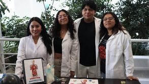 Estudiantes de la Facultad de Medicina BUAP en un proyecto dentro de las instalaciones