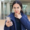 Mujer acudiendo a una entrevista de trabajo falsa