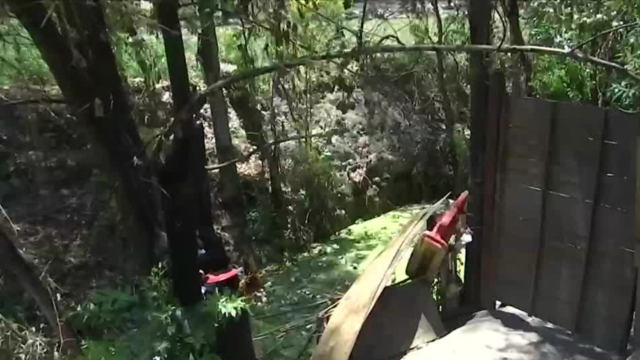 El cuerpo de una persona en estado de descomposición fue localizado flotando en el Canal de Chalco, en los límites de Xochimilco e Iztapalapa.