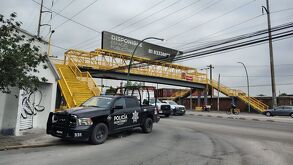 Cuerpo encontrado en puente peatonal por descarga eléctrica
