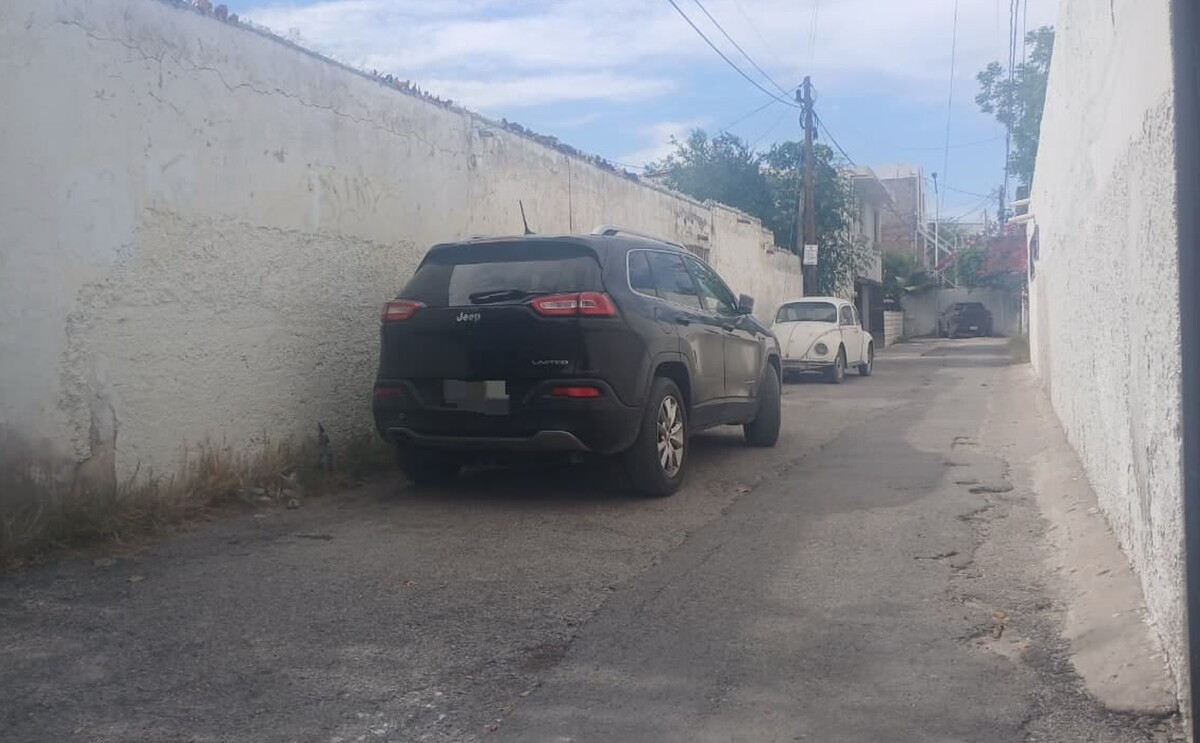 Camioneta que fue vandalizada mientras una mujer iba a una cita médica en la clínica 71 del IMSS.