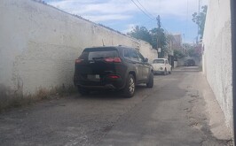 Camioneta que fue vandalizada mientras una mujer iba a una cita médica en la clínica 71 del IMSS.