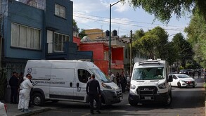 Policías investigan asesinato de familia en Azcapotzalco.