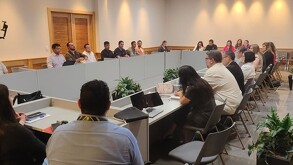 Aunque brevemente se permitió el acceso a los medios de comunicación, la reunión se desarrolló a puerta cerrada.