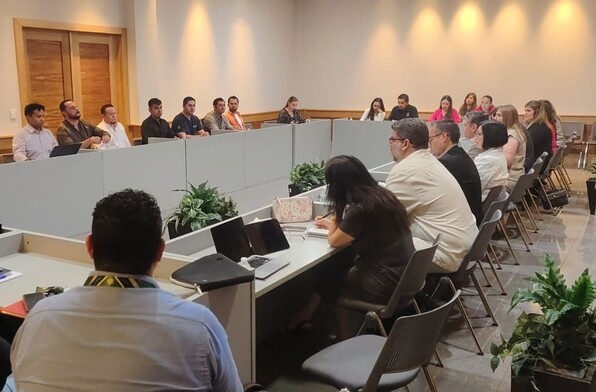 Aunque brevemente se permitió el acceso a los medios de comunicación, la reunión se desarrolló a puerta cerrada.