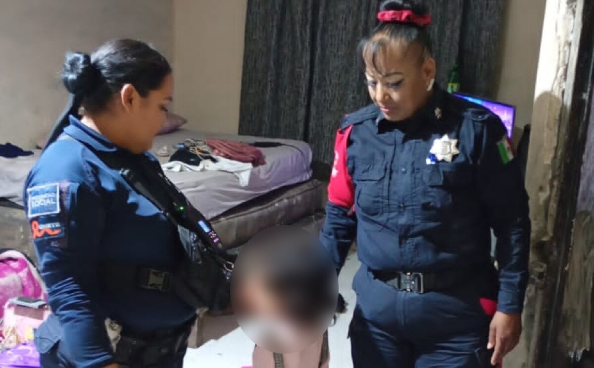 Autoridades resguardando a una menor de edad que se encontraba sola en su casa en Torreón.