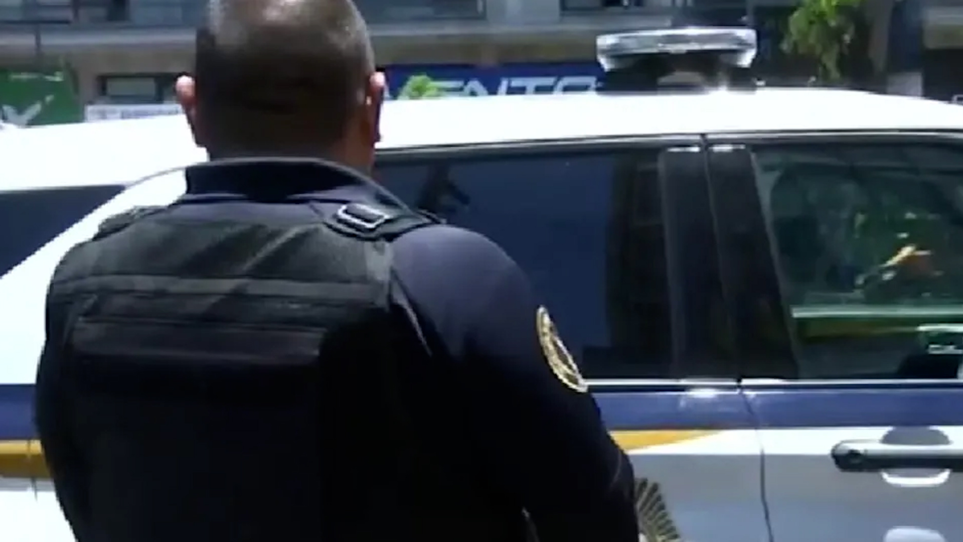 Policías capitalinos detuvieron a un hombre que entró armado en un departamento de avenida Insurgentes; vecinos denuncian destrozos.