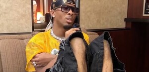 El cantante D4vd sentado en fotografía