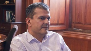 Juan Daniel Manzo denuncia que el Ayuntamiento de Uruapan financia la defensa de los escoltas implicados en el caso Carlos Manzo. Conoce los detalles.