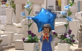 Tumba de panteón en Torreón donde madres se reúnen para recordar a sus pequeños.